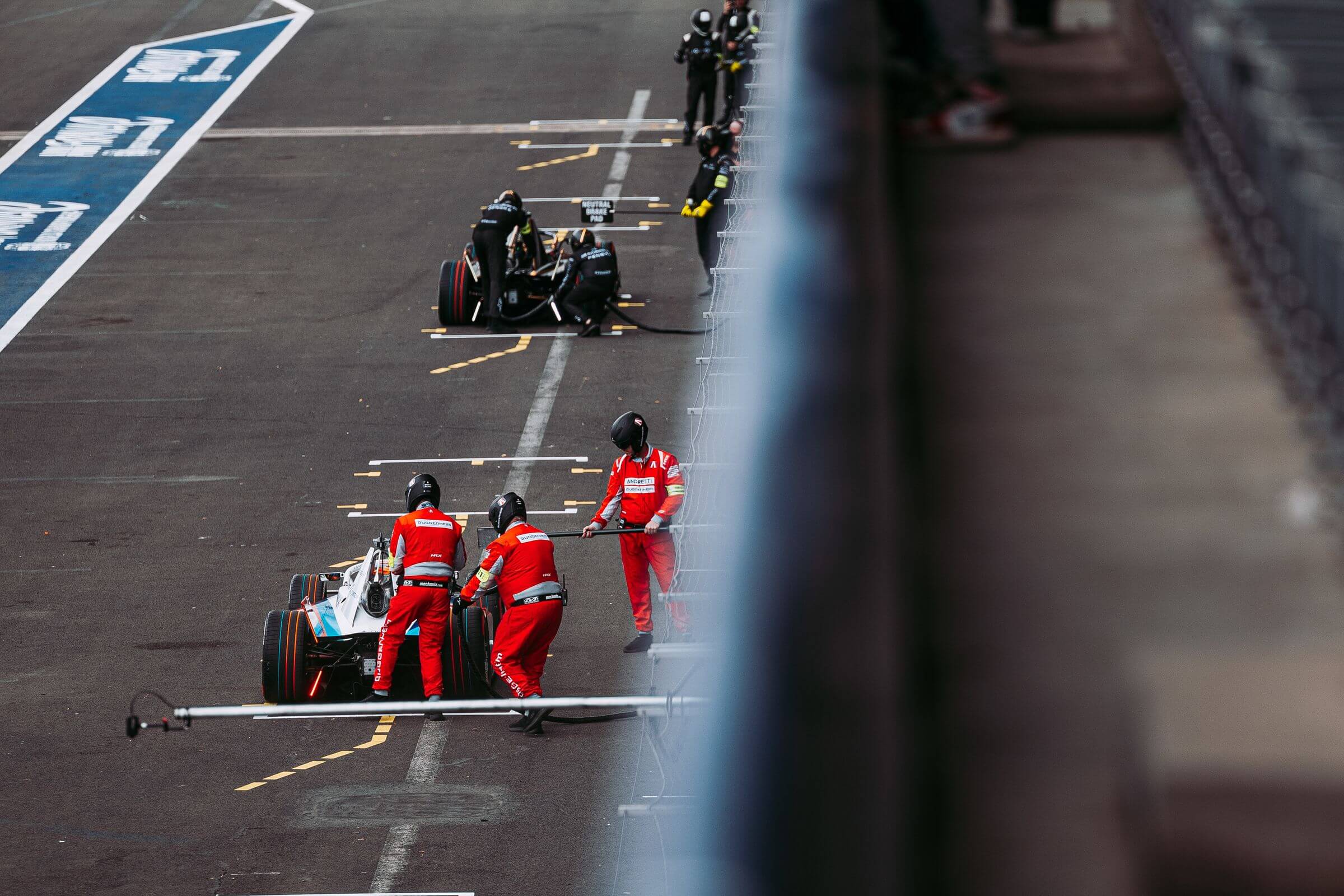 The Andretti and DS Penske teams practise a pit boost during shakedown for the 2025 Mexico City E-Prix