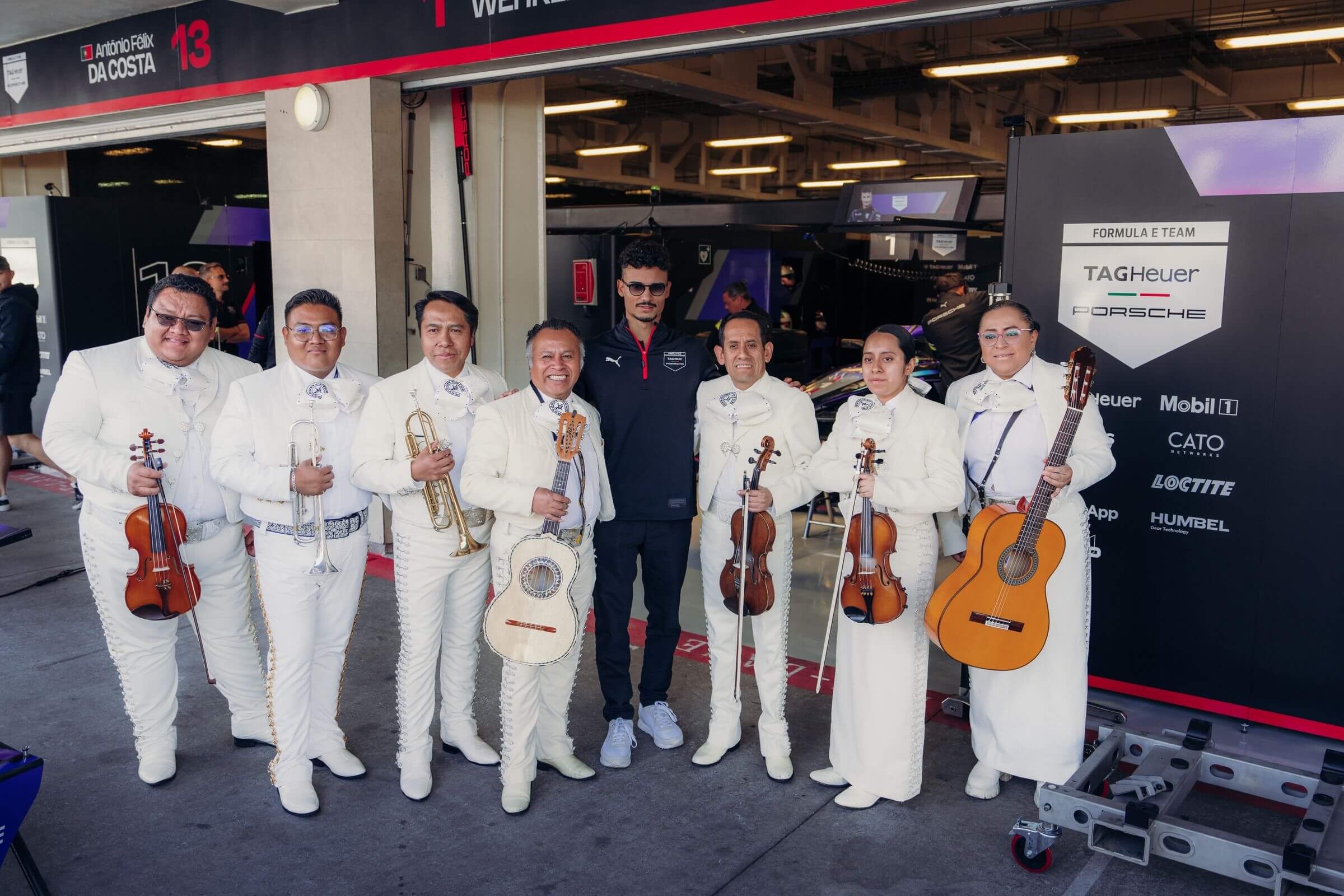 Pascal Wehrlein together with a mexican Mariachi Band in Mexico City